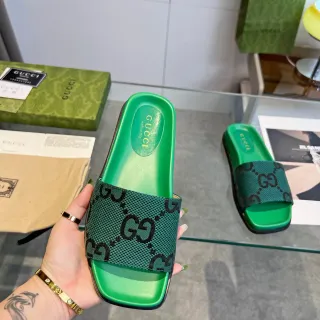 Gucci Sandália Rasa Verde Preta com Tira Trançada GG