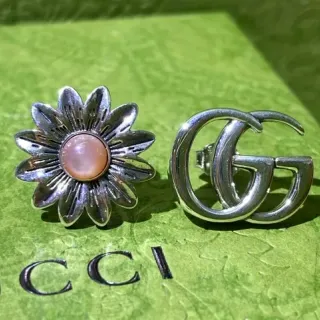 أقراط أذن Gucci Interlocking G و Daisy Floral