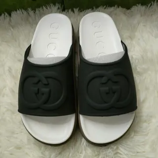 Gucci Interlocking G Logo Slide Negro Blanco Correa de goma moldeada Sandalias estampadas