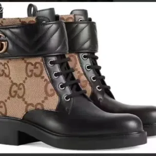 Gucci Le Cagole काला और बेज GG Monogram एंक्ल बूट