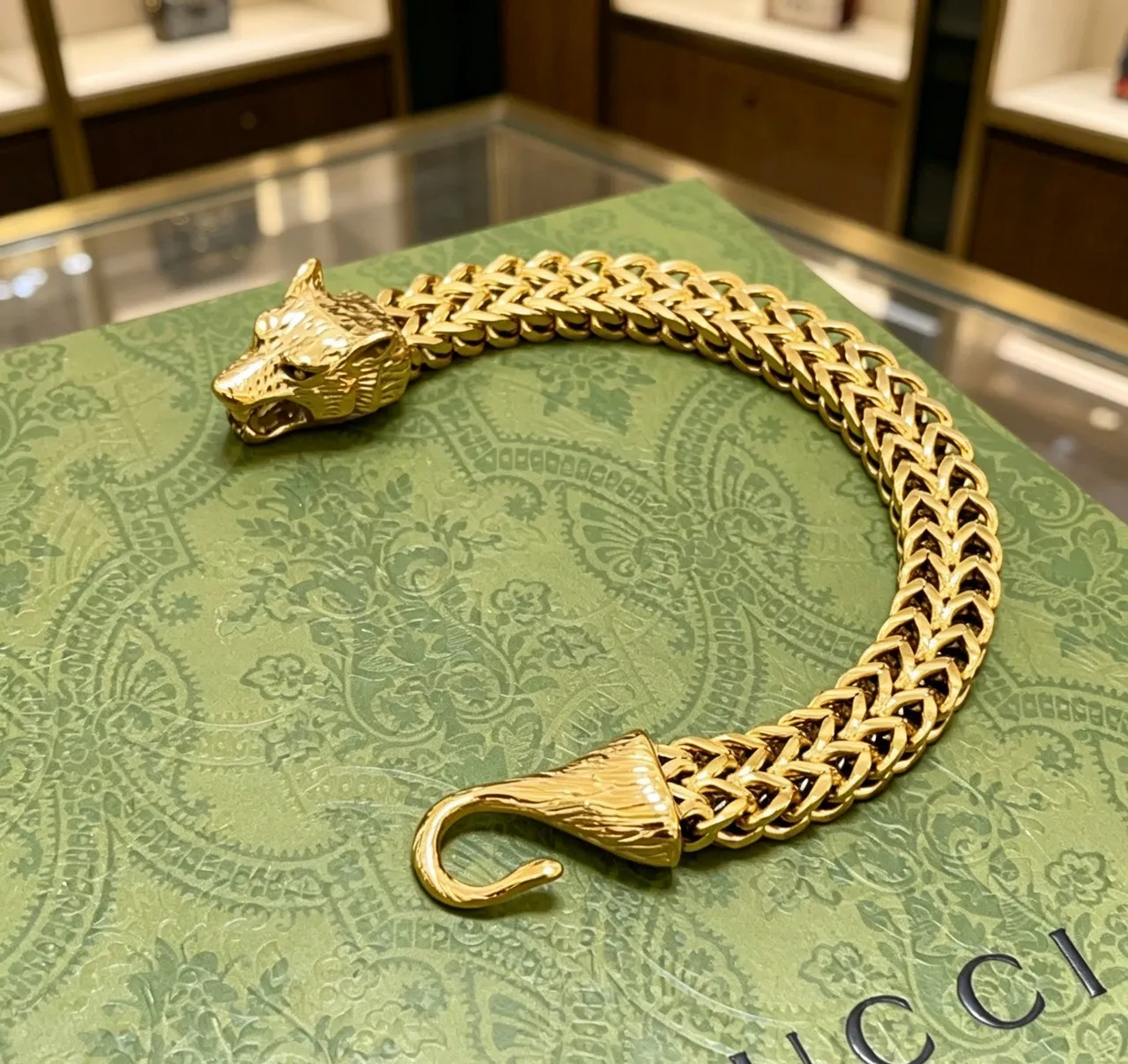 Gucci رأس الأسد المنسوج بلون ذهبي سوار 6