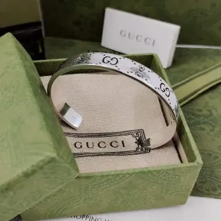 Gucci مونوغرام بي منحوت بلون فضي سوار