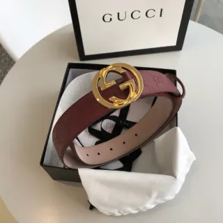 Gucci Ophidia Ceinture en cuir gravé GG couleur bordeaux