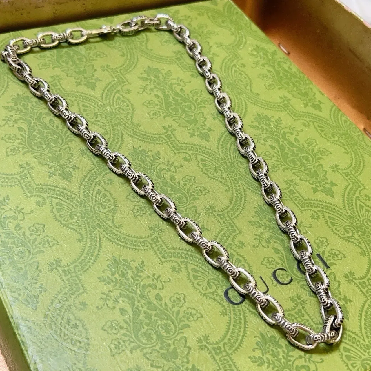 Gucci Ornate Scrollwork Oval-Link Silver Necklace 7
