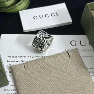 حلقة Gucci بعرض واسع فضية مزخرفة بنقوش اللفافة