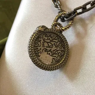 Gucci Ornate Serpent Medallion Antiqued Silver হার