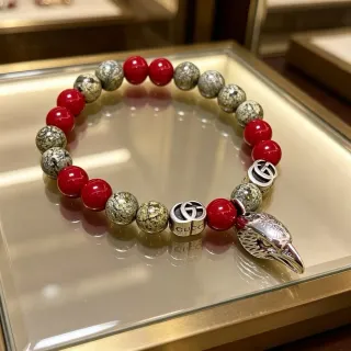 Gucci سوار أحمر فضي خرز حجر ومعدن