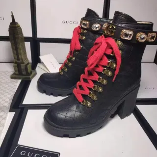 Gucci Rhyton काली कुशनदार चमड़ी लाल लेस एन्कल बूट्स