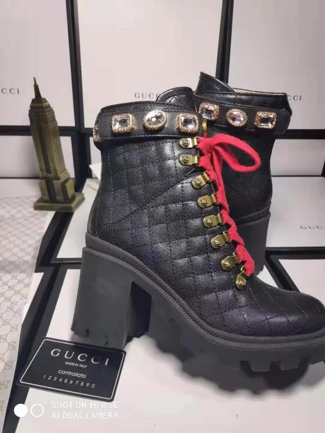 Gucci Rhyton Bottes à la cheville en cuir noir matelassé lacets rouges 2