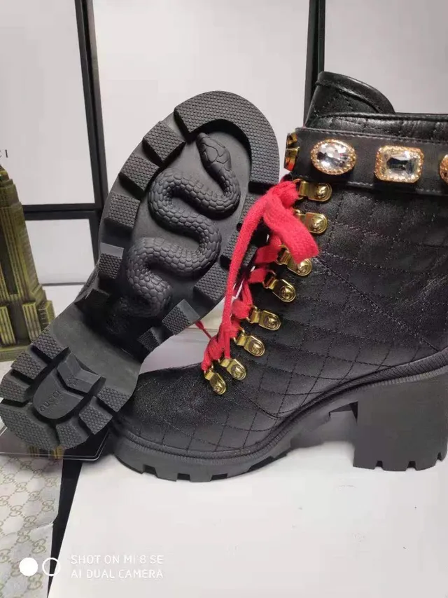 Gucci Rhyton Bottes à la cheville en cuir noir matelassé lacets rouges 5