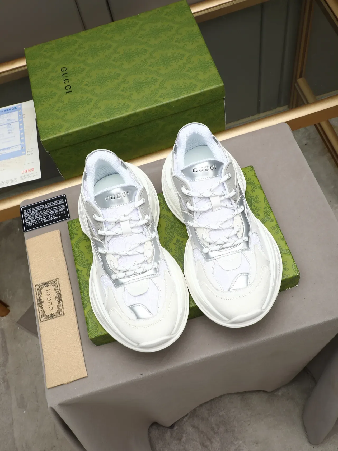 Gucci Rhyton Sneakers Blancs et Argentés Métalliques Chunky 3