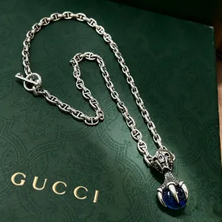 Gucci Chaîne Oxidée Bleu Argent Pendentif Crâne et Griffe