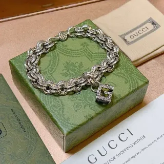 سوار Gucci فضي أخضر مزخرف سلاسل مقطعة تفاصيل منقوشة