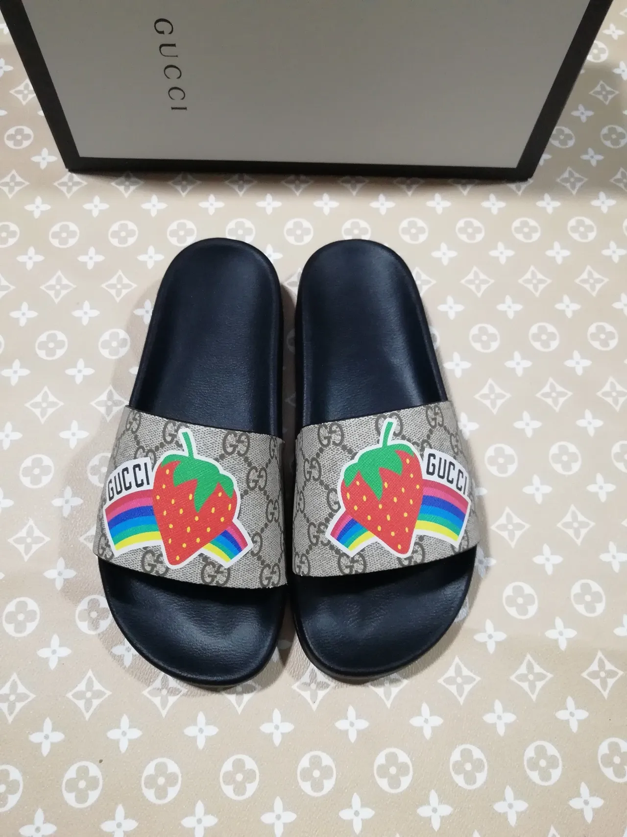 Gucci Sandales Fraise Noir Beige GG Monogram Sangle en Toile Semelle en Caoutchouc Moulé Chaussons 2