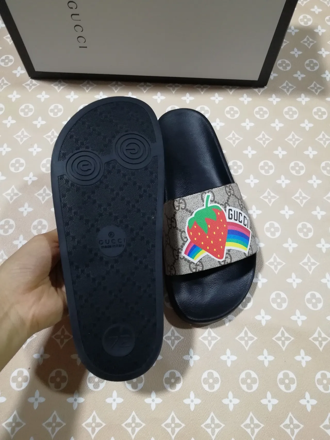 Gucci Sandales Fraise Noir Beige GG Monogram Sangle en Toile Semelle en Caoutchouc Moulé Chaussons 3