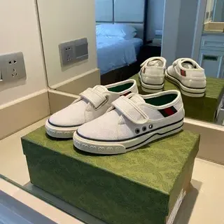 Gucci Tennis 1977 Blanco Verde Velcro Correa Cierre Malla Rayas Talón Acento Lifestyle Zapatillas