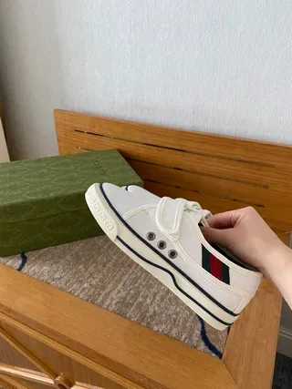 Gucci Tennis 1977 أبيض أخضر Velcro حزام إغلاق شبكة خطوط كعب أكسنت نمط حياة أحذية 2