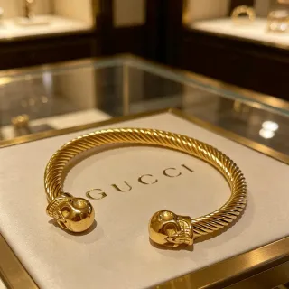 Gucci كابل حبل ملتوي جمجمة وصلة سوار ذهبي اللون