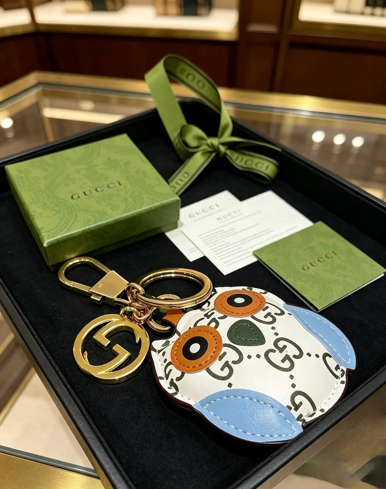 Gucci Coque de téléphone en forme de hibou GG Monogram de cuir blanc et bleu 4