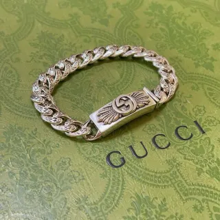 سوار فضي Gucci Winged GG كيرب لينك مزخرف
