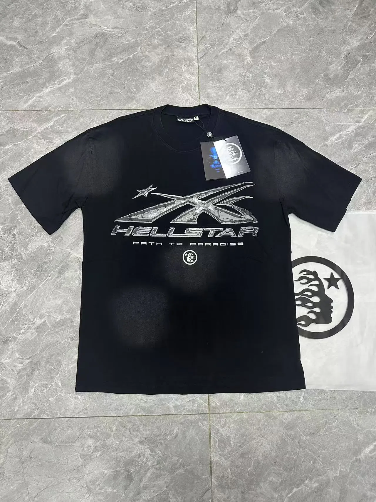 تيشيرت Hellstar بطباعة جرافيك فضي معدني أسود 16