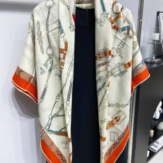 Hermès बेज नारंगी घुड़सवार हार्डवेयर प्रिंट डबल-फेस्ड सिल्क स्कार्फ