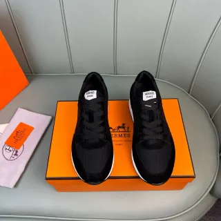 Hermès কালো সুয়েড ও মেশ লাইফস্টাইল স্নিকার্স