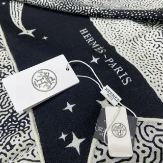 Hermès Foulard de soie motifs étoilés en base noir blanc