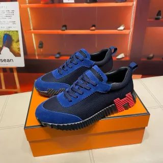 Hermès নীল লাল suede এবং নেভি মেশ আপার স্কাল্পটেড রিজড রাবার সোল লाइফস্টাইল স্নিকার