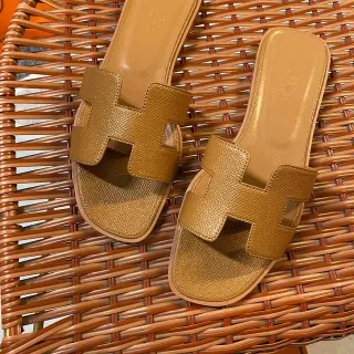 Hermès Marrom Bege Tira em Forma de H Chinelos de Couro Texturizado