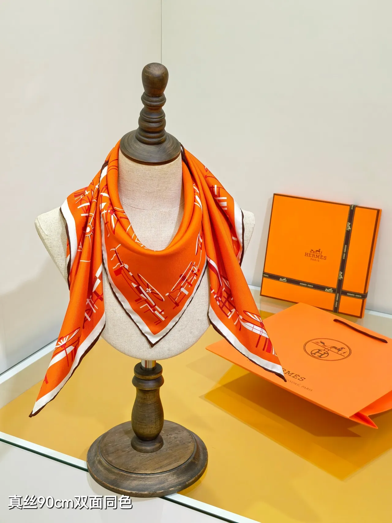 Hermès Complication Équestre Amarelo Abóbora Branco Caramelo Lenço de seda 2