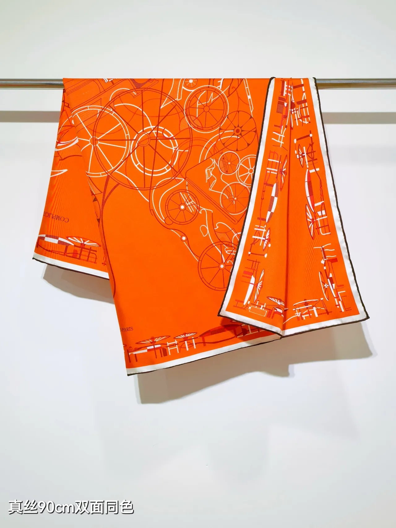 Hermès Complication Équestre Amarelo Abóbora Branco Caramelo Lenço de seda 3