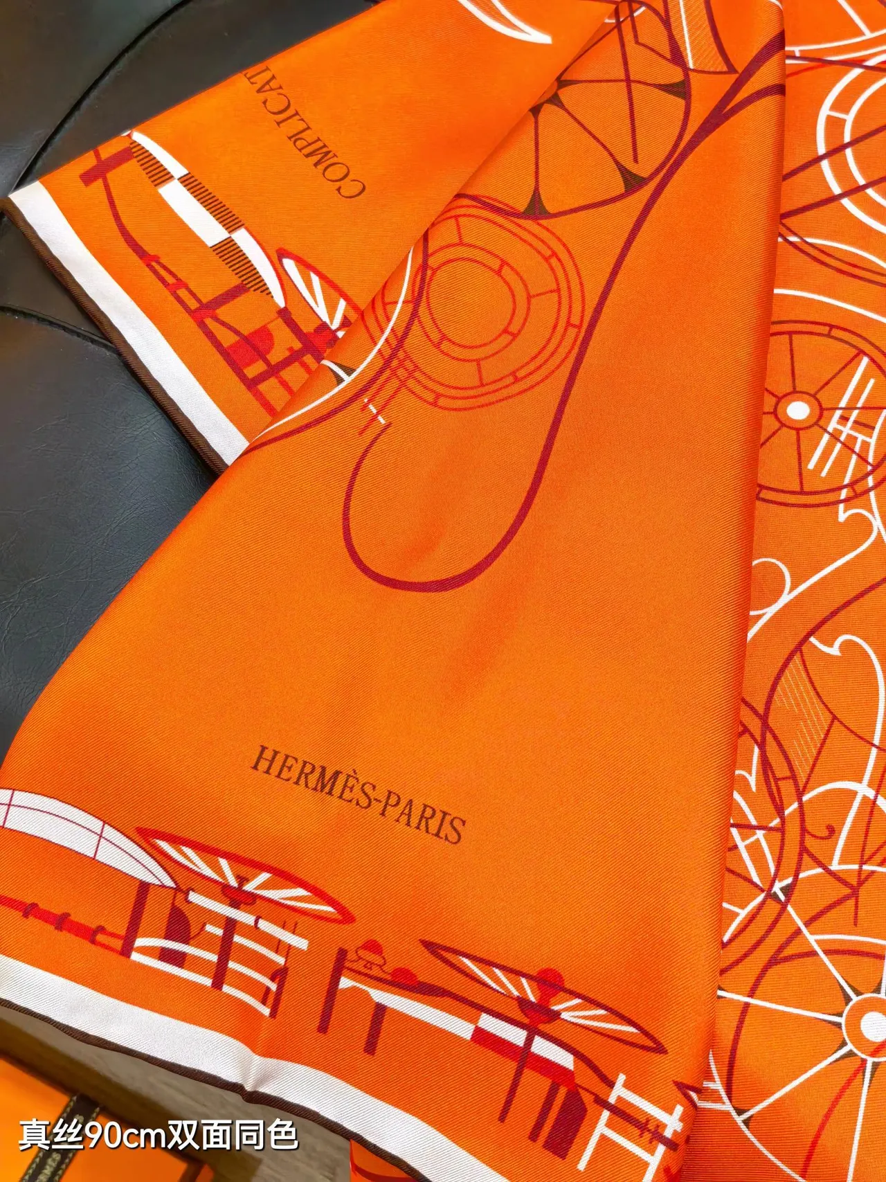 Hermès Complication Équestre Amarelo Abóbora Branco Caramelo Lenço de seda 4