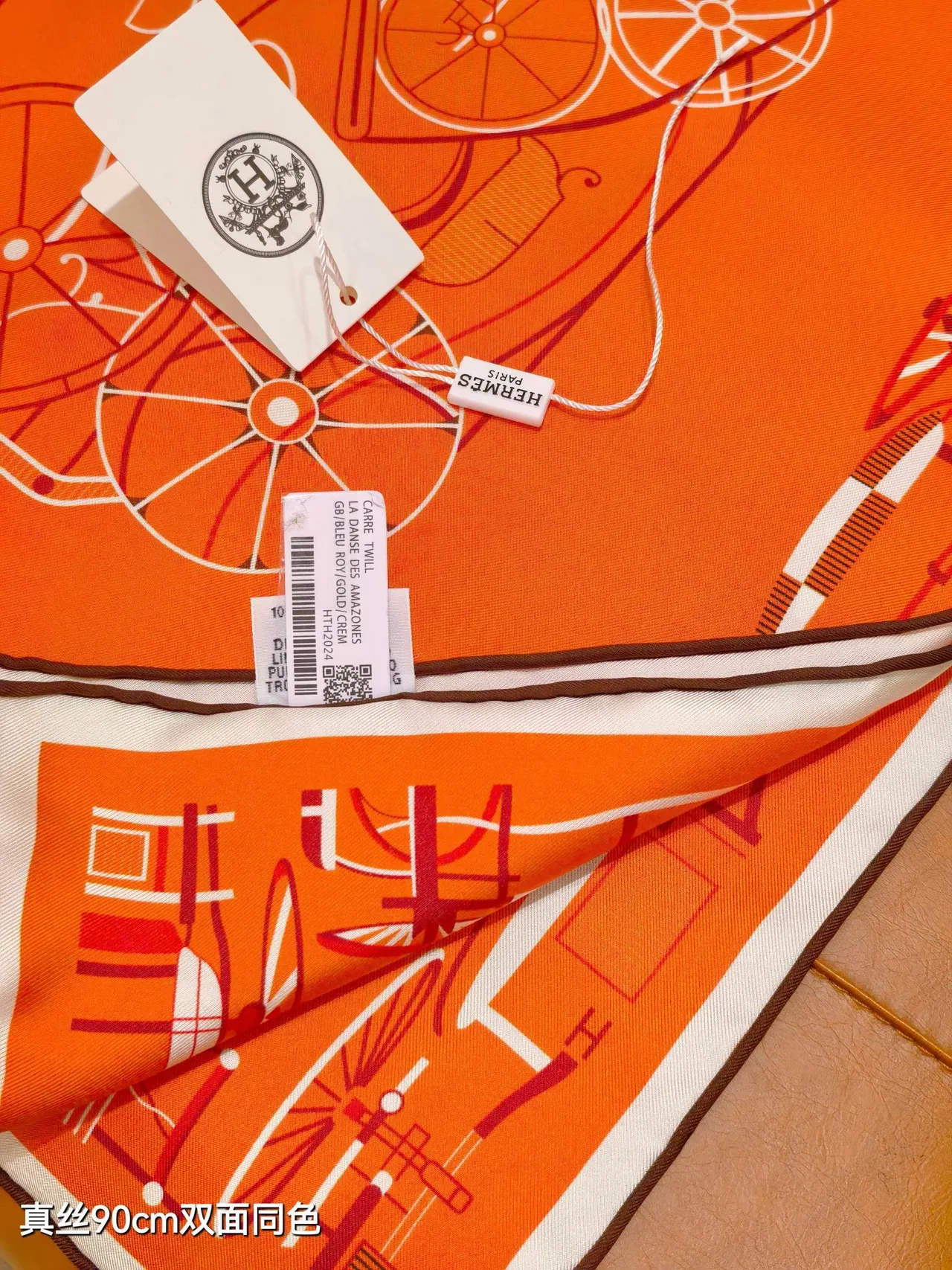 Hermès Complication Équestre Amarelo Abóbora Branco Caramelo Lenço de seda 5
