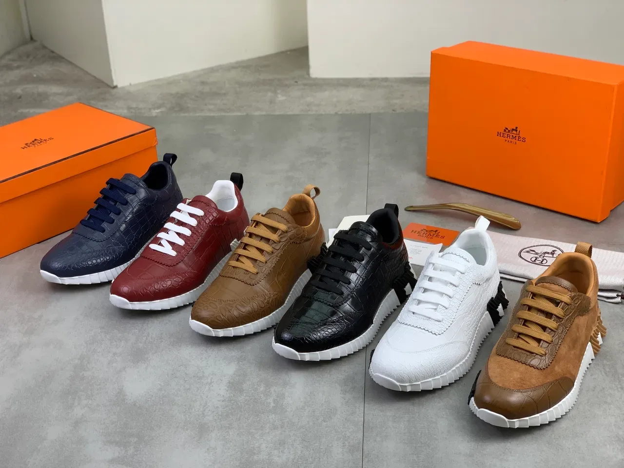 Hermès ক্রক-এমবসড লাল ও সাদা লাইফস্টাইল স্নীকার 2