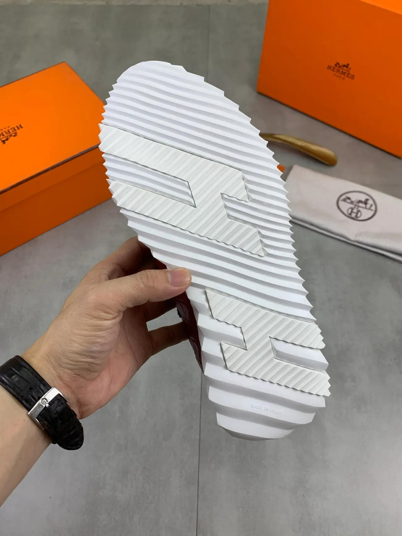 Hermès ক্রক-এমবসড লাল ও সাদা লাইফস্টাইল স্নীকার 4