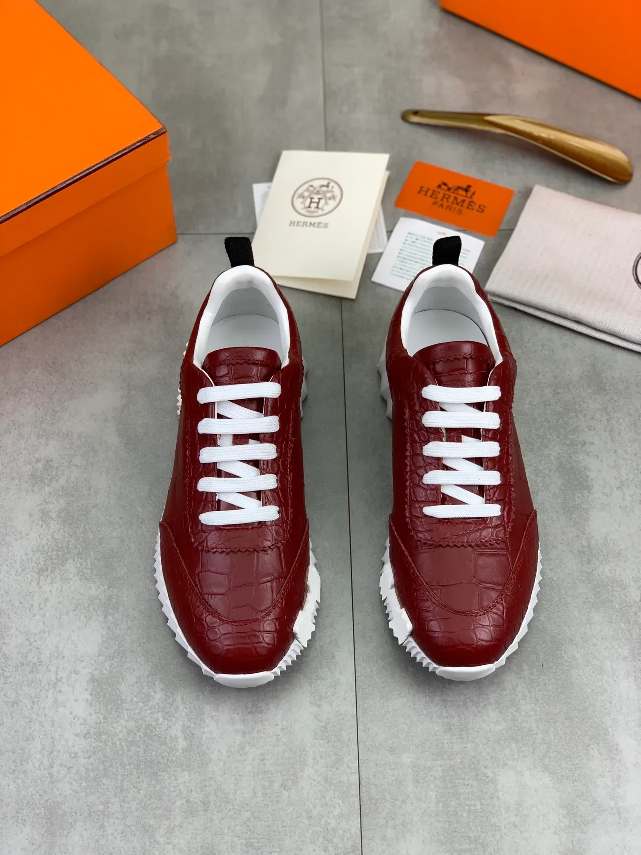 Hermès ক্রক-এমবসড লাল ও সাদা লাইফস্টাইল স্নীকার 5