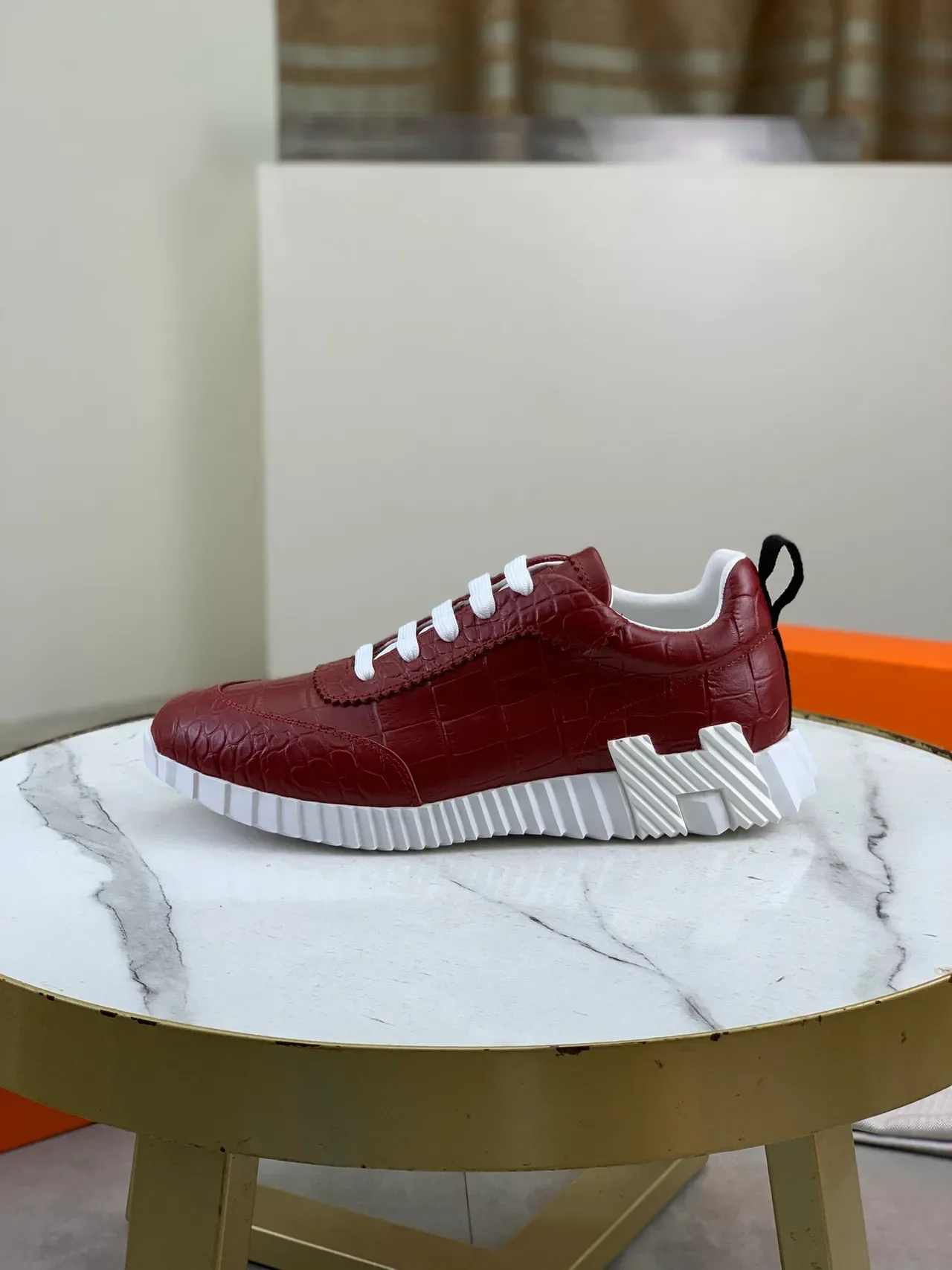 Hermès ক্রক-এমবসড লাল ও সাদা লাইফস্টাইল স্নীকার 6