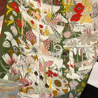 Hermès Vert Rouge Illustratif Zoologique Botanique Imprimé Motif Jardin Multi-Niveaux Écharpe en Soie