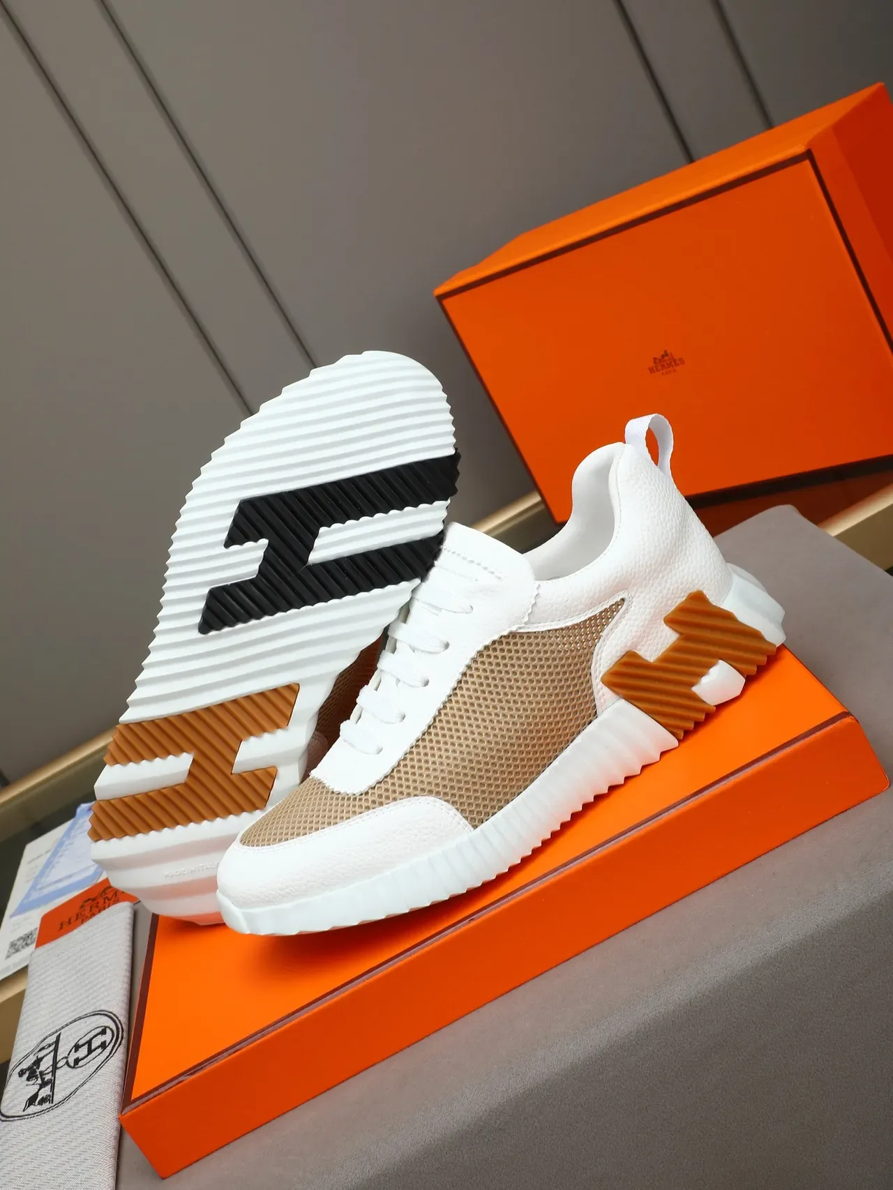 Hermès H Motif Zapatillas blancas y beige de malla 4
