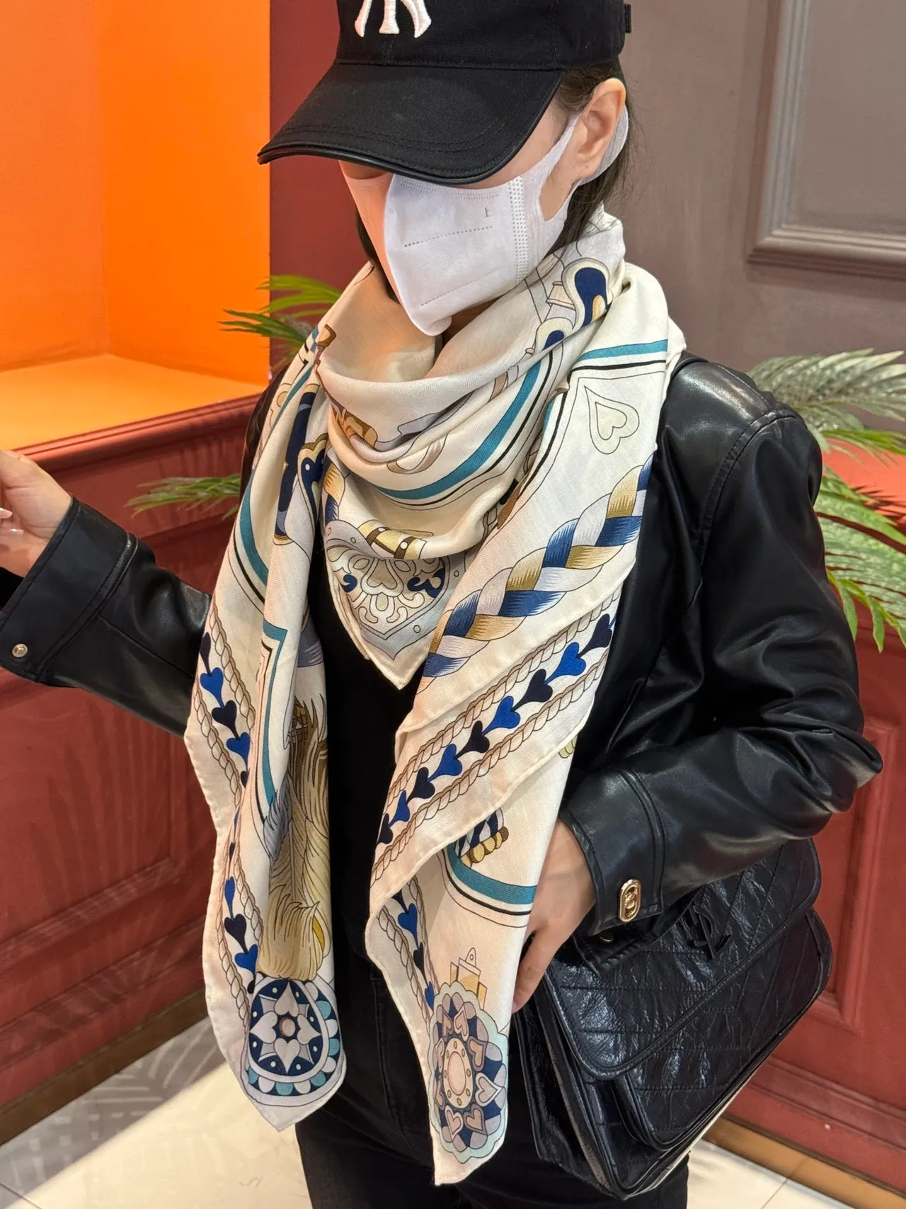 Hermès Harnais de Cœur नेवी ब्लू और गोल्ड रेशम शॉल 3