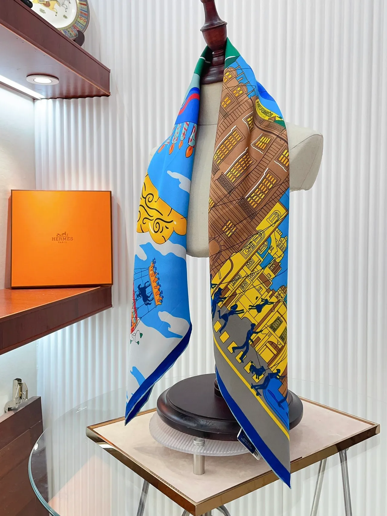 Hermès चित्रित शहরের দৃশ্য নীল রেশম স্কার্ফ 8