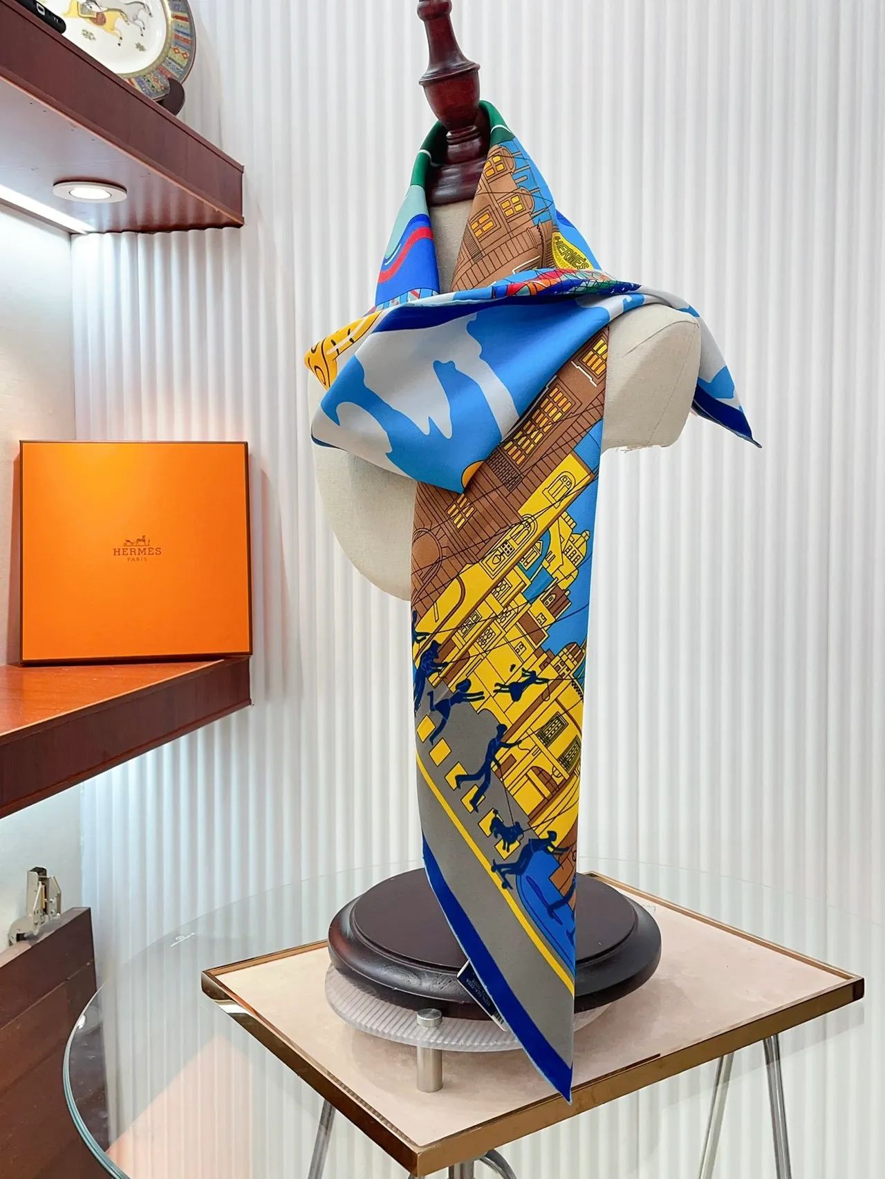 Hermès चित्रित शहরের দৃশ্য নীল রেশম স্কার্ফ 9