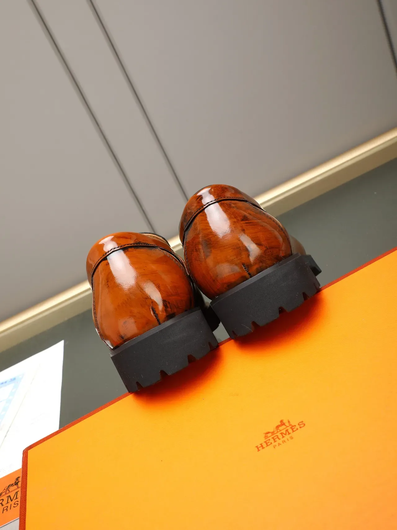 Hermès Loafer Marrón/negro Cuero Patent-Like Pulido Correa con hebilla H-Buckle 3