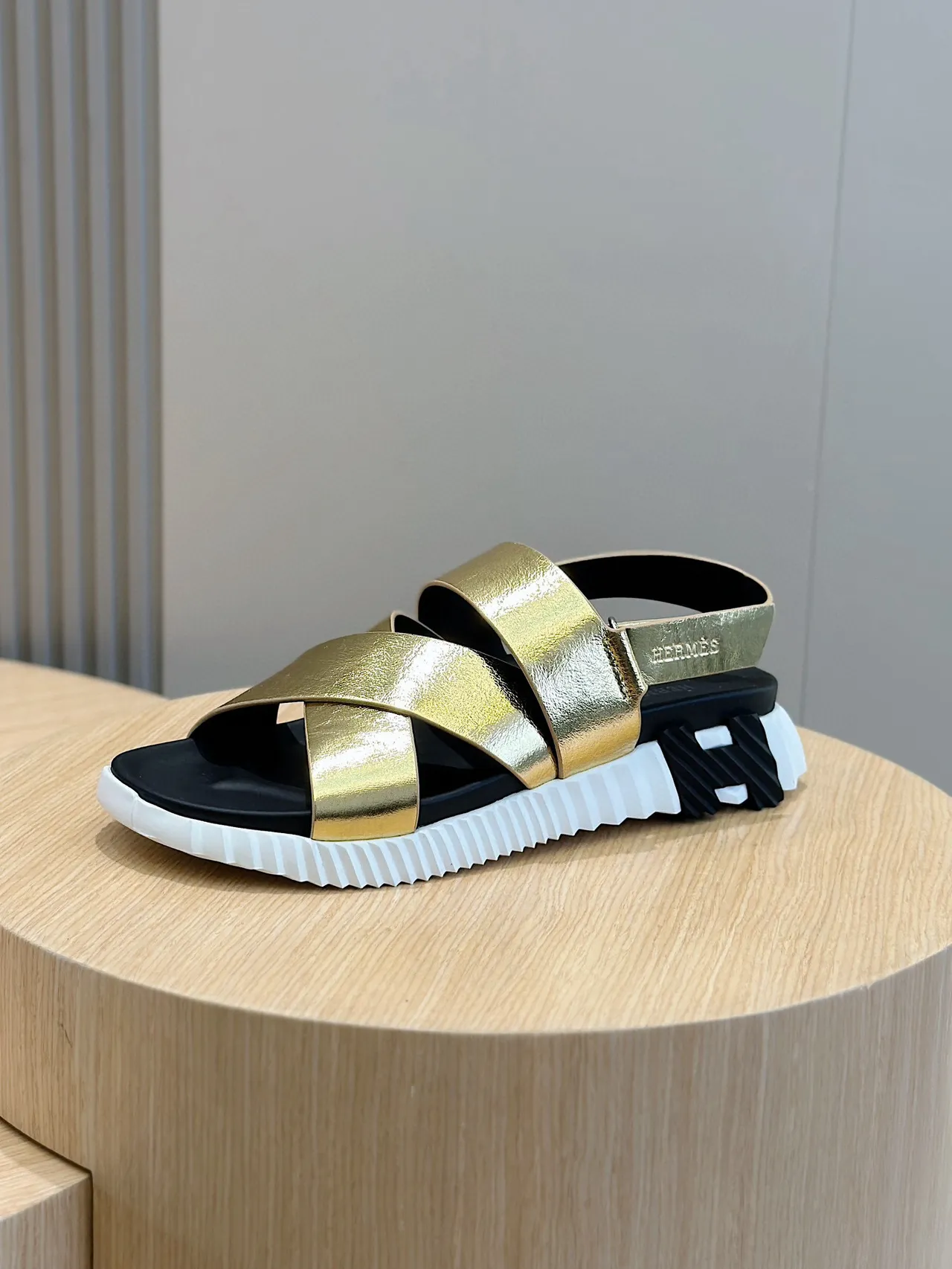 Hermès Oran Sandalias Casual de Cuero Metálico con Correa de Oro Negro Cruzadas en el Vamp 2