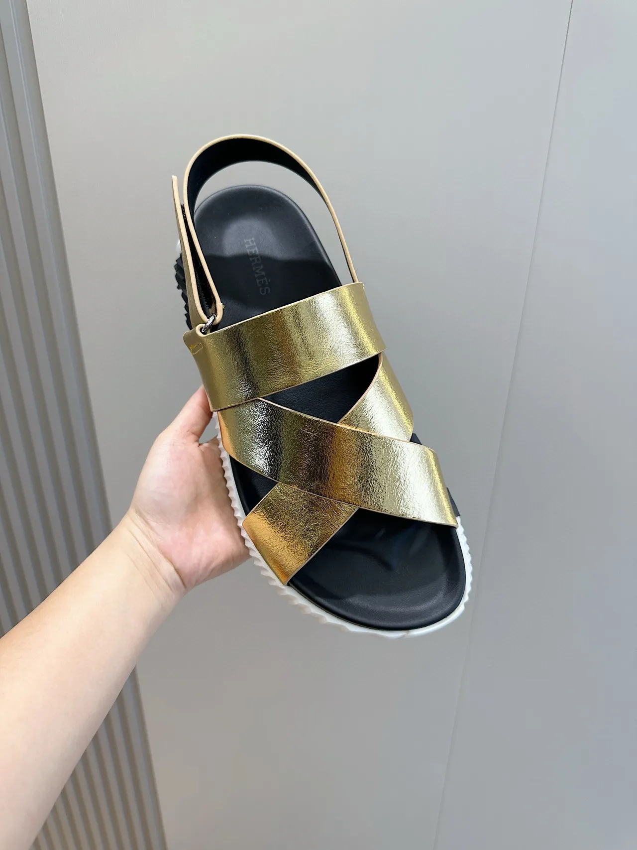 Hermès Oran Sandalias Casual de Cuero Metálico con Correa de Oro Negro Cruzadas en el Vamp 3