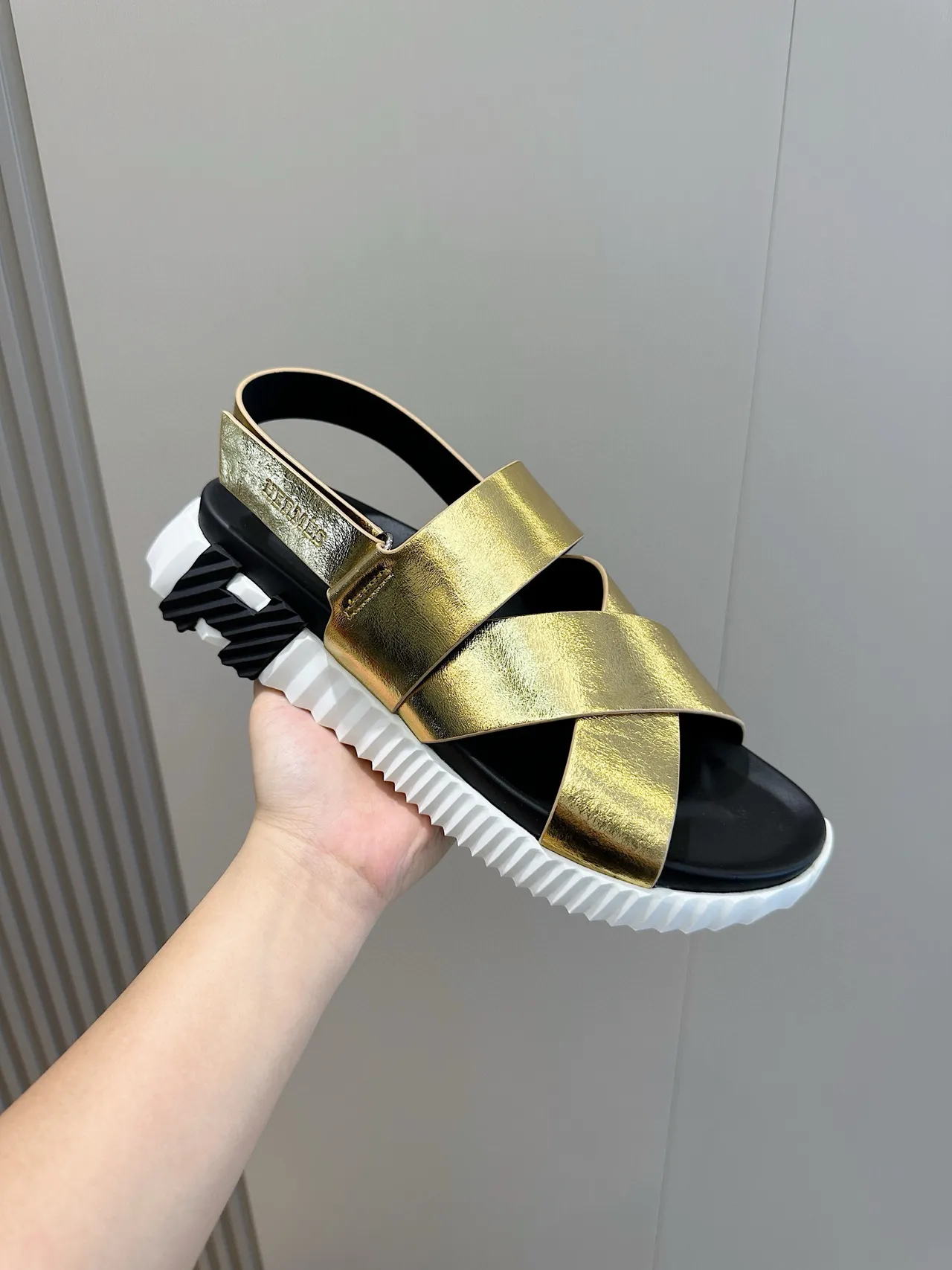 Hermès Oran Sandalias Casual de Cuero Metálico con Correa de Oro Negro Cruzadas en el Vamp 4