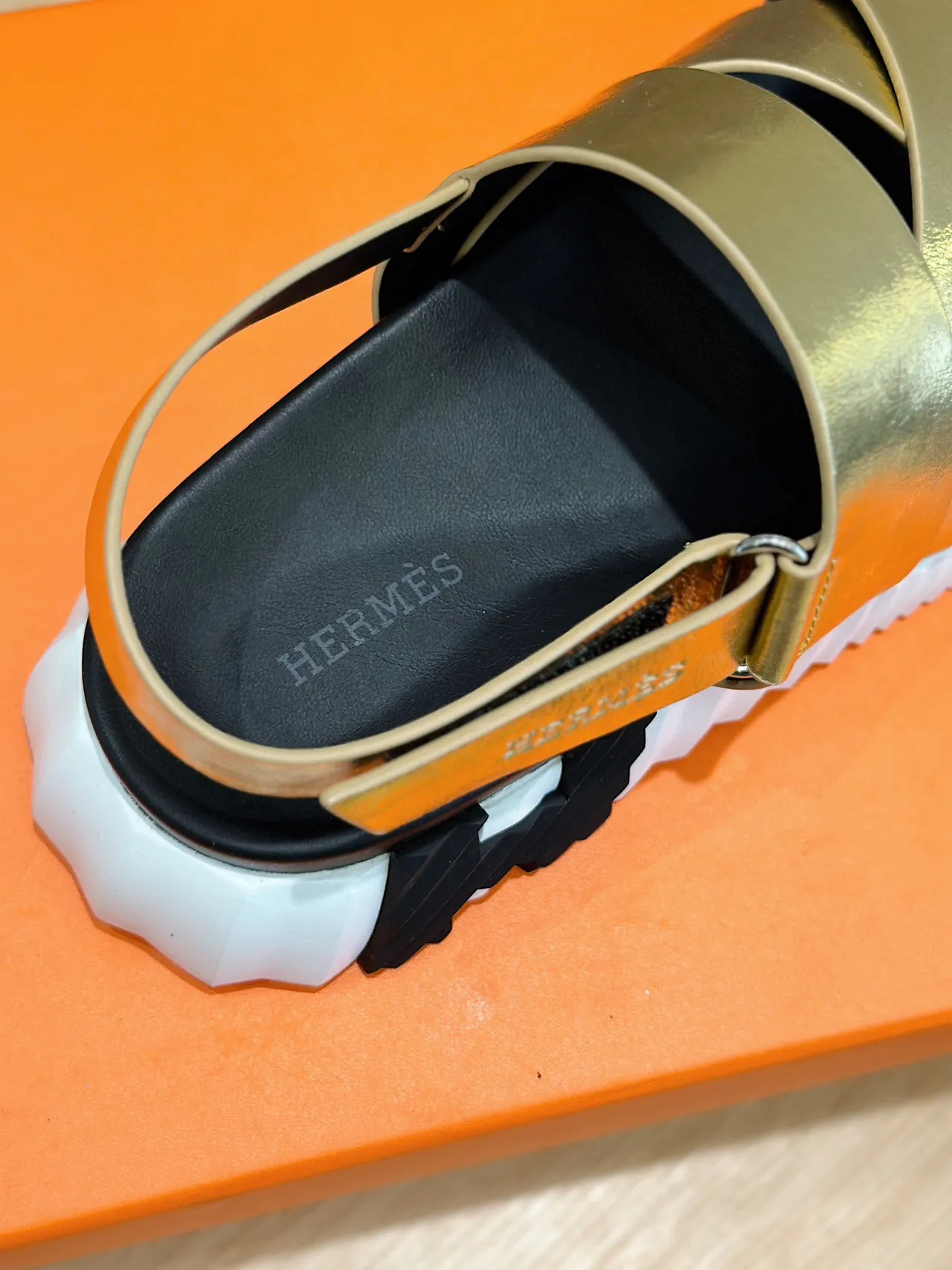 Hermès Oran Sandalias Casual de Cuero Metálico con Correa de Oro Negro Cruzadas en el Vamp 5