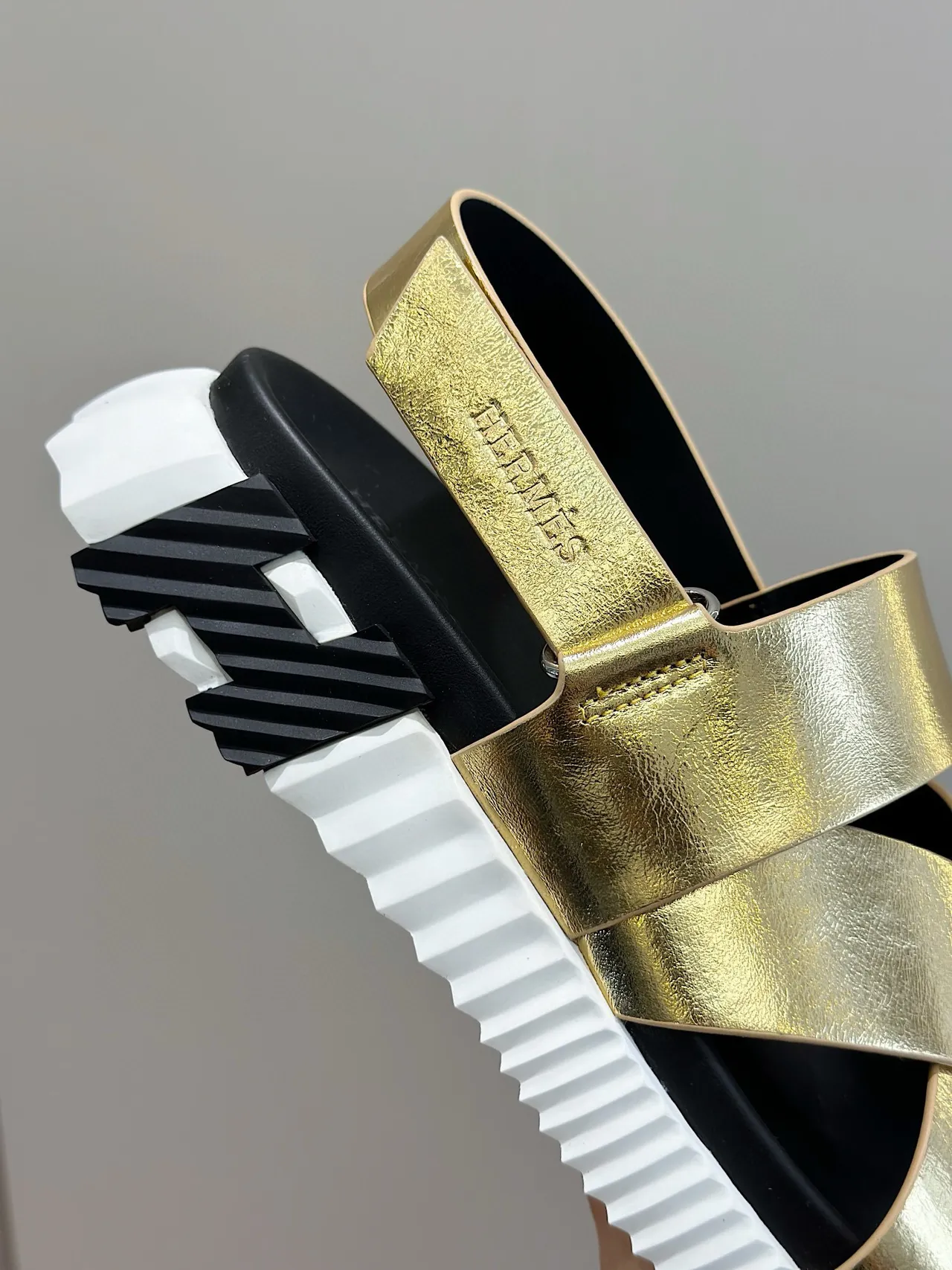Hermès Oran Sandalias Casual de Cuero Metálico con Correa de Oro Negro Cruzadas en el Vamp 6