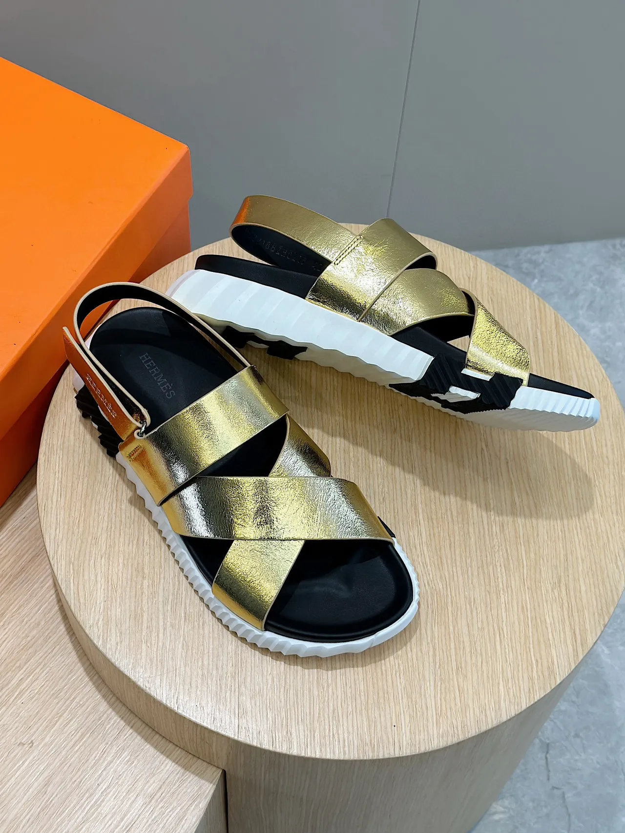 Hermès Oran Sandalias Casual de Cuero Metálico con Correa de Oro Negro Cruzadas en el Vamp 8